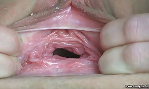 赤裸裸的姜香料的阴部乳腺的鸡肉做饭在烤箱
